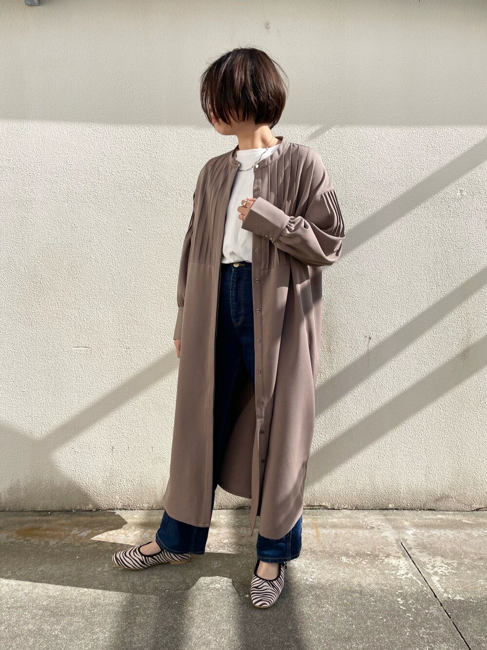 「カジュアルコーデ、休日スタイル、パンツスタイル、プチプラ、今日のコーデ、シャツスタイル」｜「prose verseのフロント＆袖タックボタンシャツワンピ（シャツワンピース、ブラウン系）」を使った、minaさん（レディース・159cm）の冬コーディネートの1枚目の写真