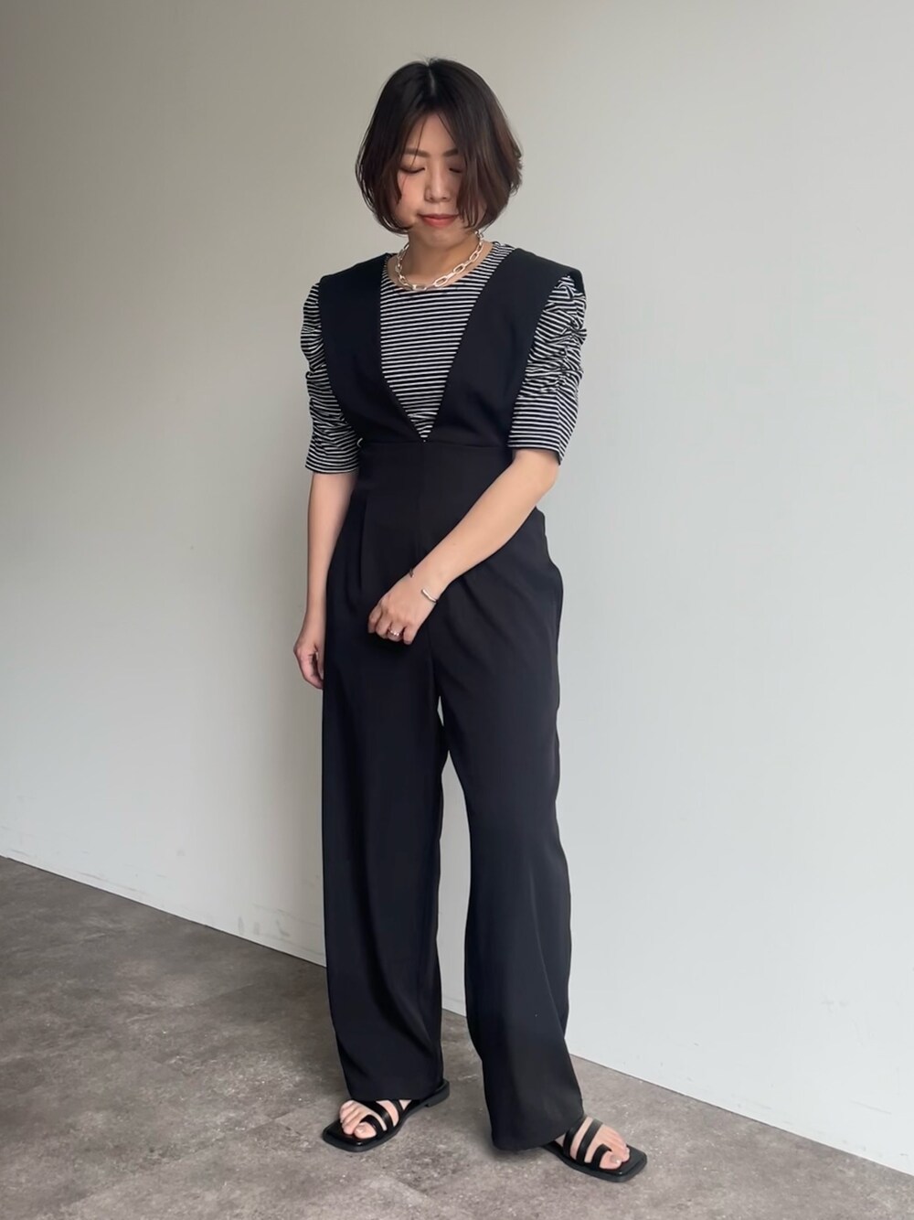 「春コーデ、モノトーン、モード、サロペット、ブラック、モノトーンコーデ、サンダル、春夏コーデ、カラー×コーデ」｜「prose verseのパワショルリブボーダーカットソー（Tシャツ/カットソー、ブラック系）」を使った、minaさん（レディース・159cm）の春コーディネートの1枚目の写真