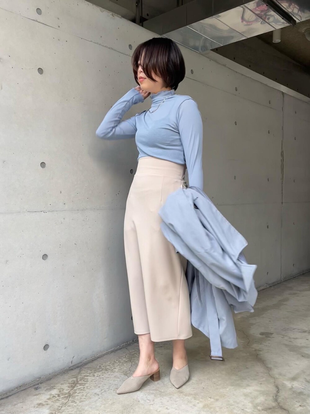 「上品カジュアル、シアートップス、シアー、タイトスカート、スプリングコート、パンプス、スカート、ハイネック、プチプラ、相互フォロー、淡色コーデ」｜「prose verseの《WEB限定》シアーネットメロータートルプルオーバー（Tシャツ/カットソー、ブルー系）」を使った、minaさん（レディース・159cm）の冬コーディネートの1枚目の写真