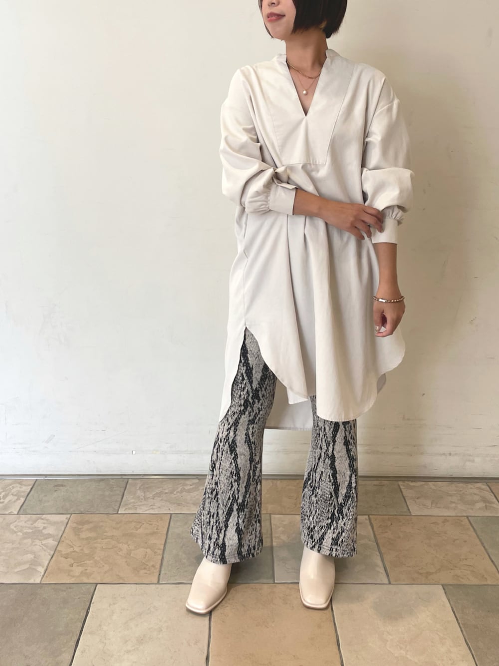 「ベージュ、秋のコーデ、休日スタイル、柄パン、大人コーデ、シャツワンピ、パンツスタイル、秋服、ゆるコーデ、着回しコーデ、ショートヘア、オトナカジュアル、相互フォロー、いいね、save、フォローお願いします🤑、秋トレンド2021」｜「prose verseのウッドヒールステッチ入りミュール（パンプス、ホワイト系）」を使った、minaさん（レディース・159cm）の秋コーディネートの1枚目の写真