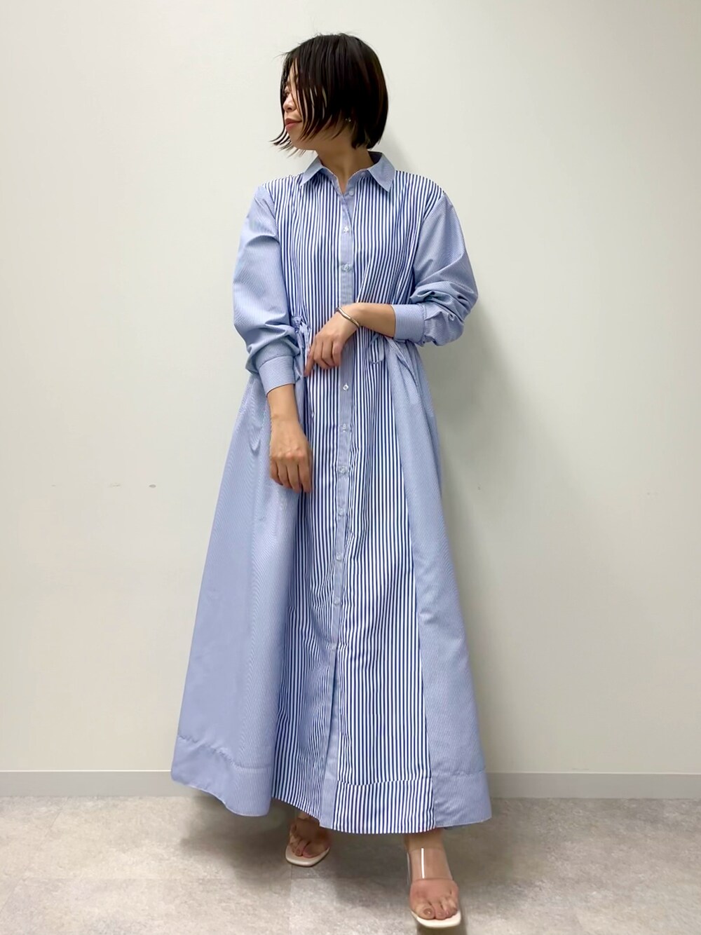 「春、オトナカジュアル、シンプル、ラクチンコーデ、キレイめ、いいね、save、フォローお願いします🤑、プチプラ、ストライプワンピース、ストライプ、春服みてみて、カラー×コーデ、ブルー」｜「prose verseの【ヒールの高さが選べる】クリアヒールサンダル（サンダル、ホワイト系）」を使った、minaさん（レディース・159cm）の春コーディネートの1枚目の写真