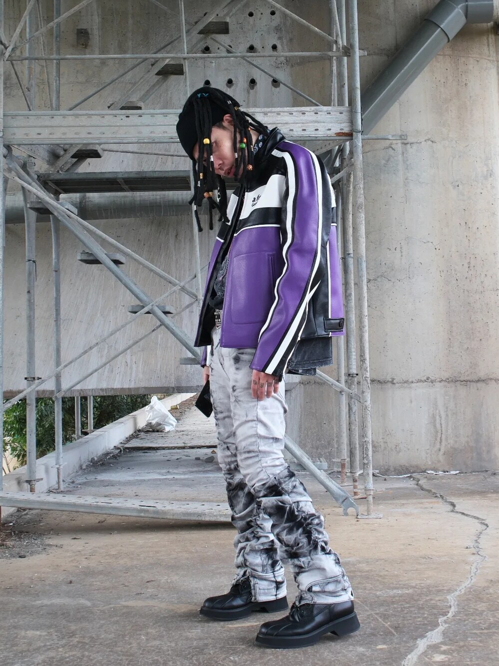 パープル系のライダースジャケットを着用したメンズの春コーディネートの3枚目の写真