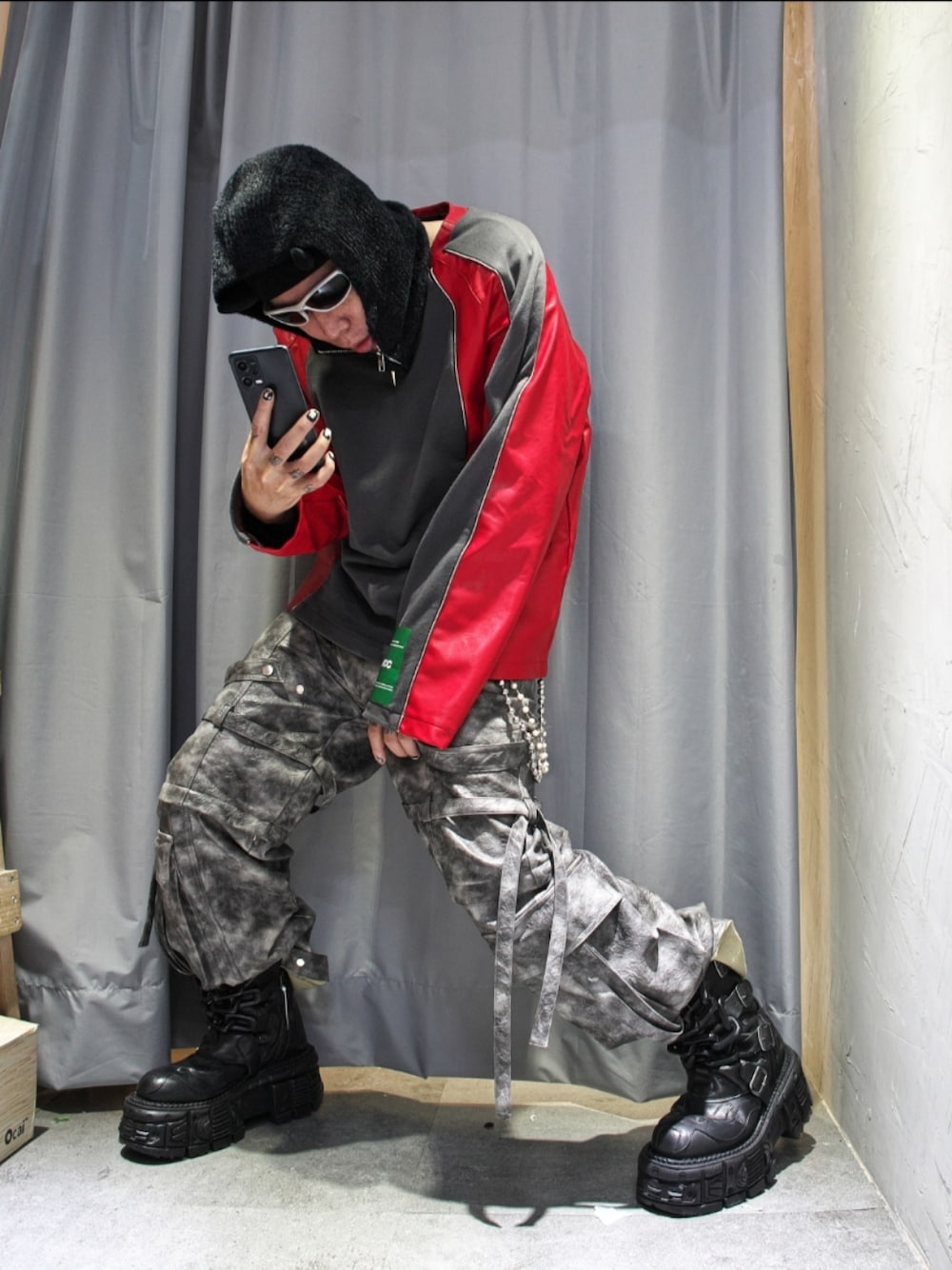 ブラック系のシューズを着用したメンズの冬コーディネートの1枚目の写真