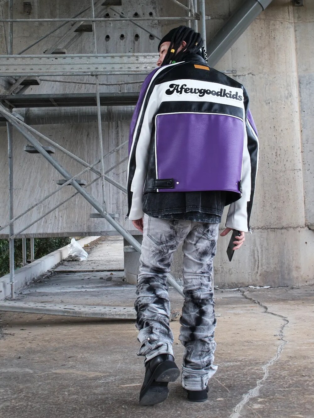 パープル系のライダースジャケットを着用したメンズの春コーディネートの2枚目の写真