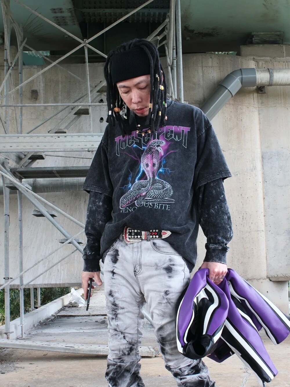 パープル系のライダースジャケットを着用したメンズの春コーディネートの4枚目の写真