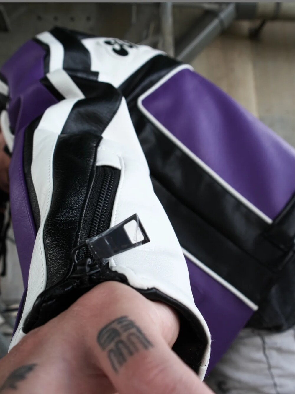 パープル系のライダースジャケットを着用したメンズの春コーディネートの5枚目の写真