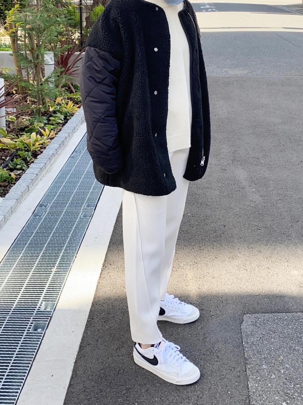 「ボア、キルティング、ニットパンツ、モノトーン、NIKE、スニーカー、カジュアル、シンプル、プチプラ、ホワイト、オトナカジュアル、着回しコーデ、ジャケット」｜「NIKEのナイキ ブレーザー LOW '77 ビンテージ メンズシューズ / Nike Blazer Low '77 Vintage Men's Shoes DA6364-101 White（スニーカー、ホワイト系）」を使った、ikmさん（レディース・158cm）の秋コーディネートの1枚目の写真