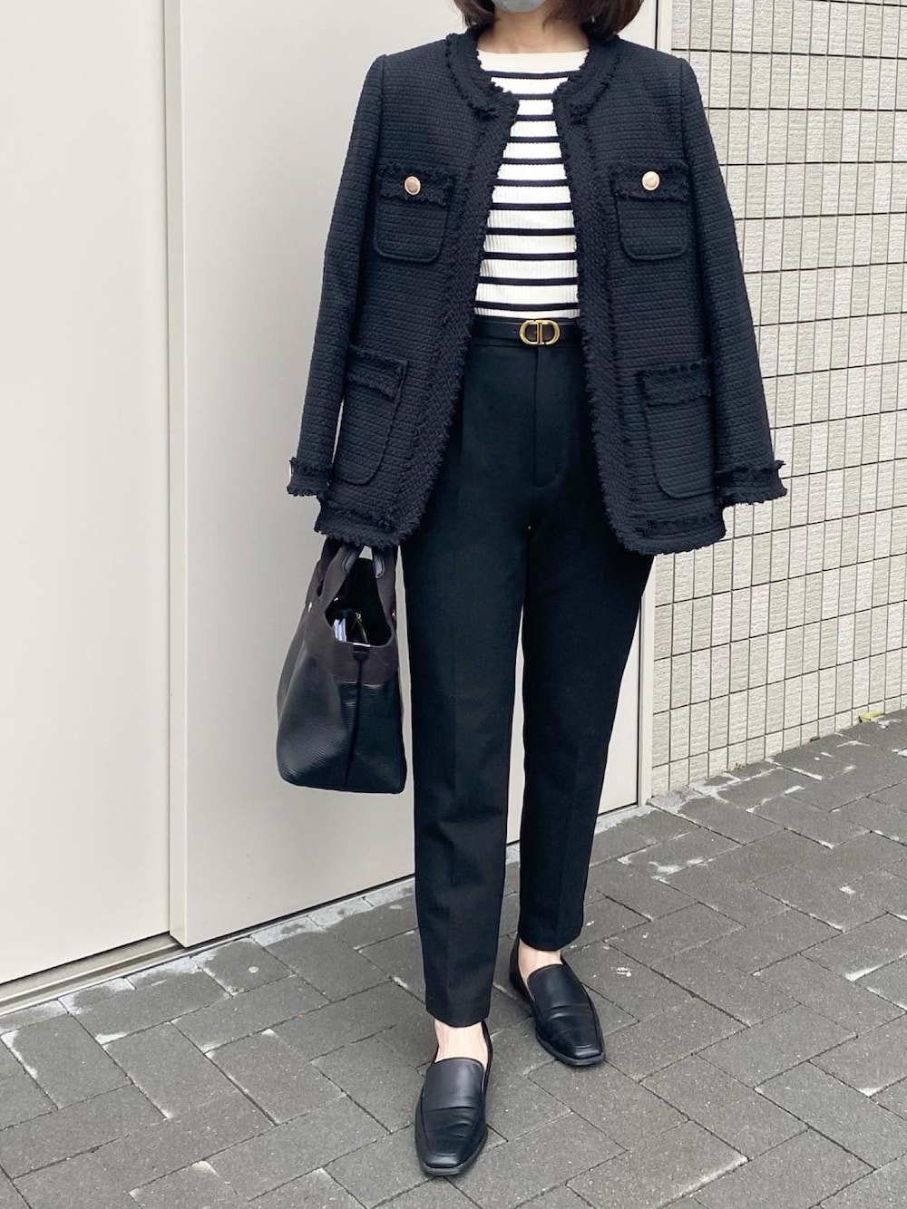 「休日スタイル、お出かけコーデ、ootd、大人カジュアル、ママファッション、シンプルコーデ、ボーダー、ツイード、ジャケット、ツイードジャケット、プチプラ、モノトーン」｜「Breath TOPKAPIの【TOPKAPI BREATH】リプルネオレザー・ミニトートバッグ【日本製】（トートバッグ、ブラック系）」を使った、ikmさん（レディース・158cm）の冬コーディネートの1枚目の写真