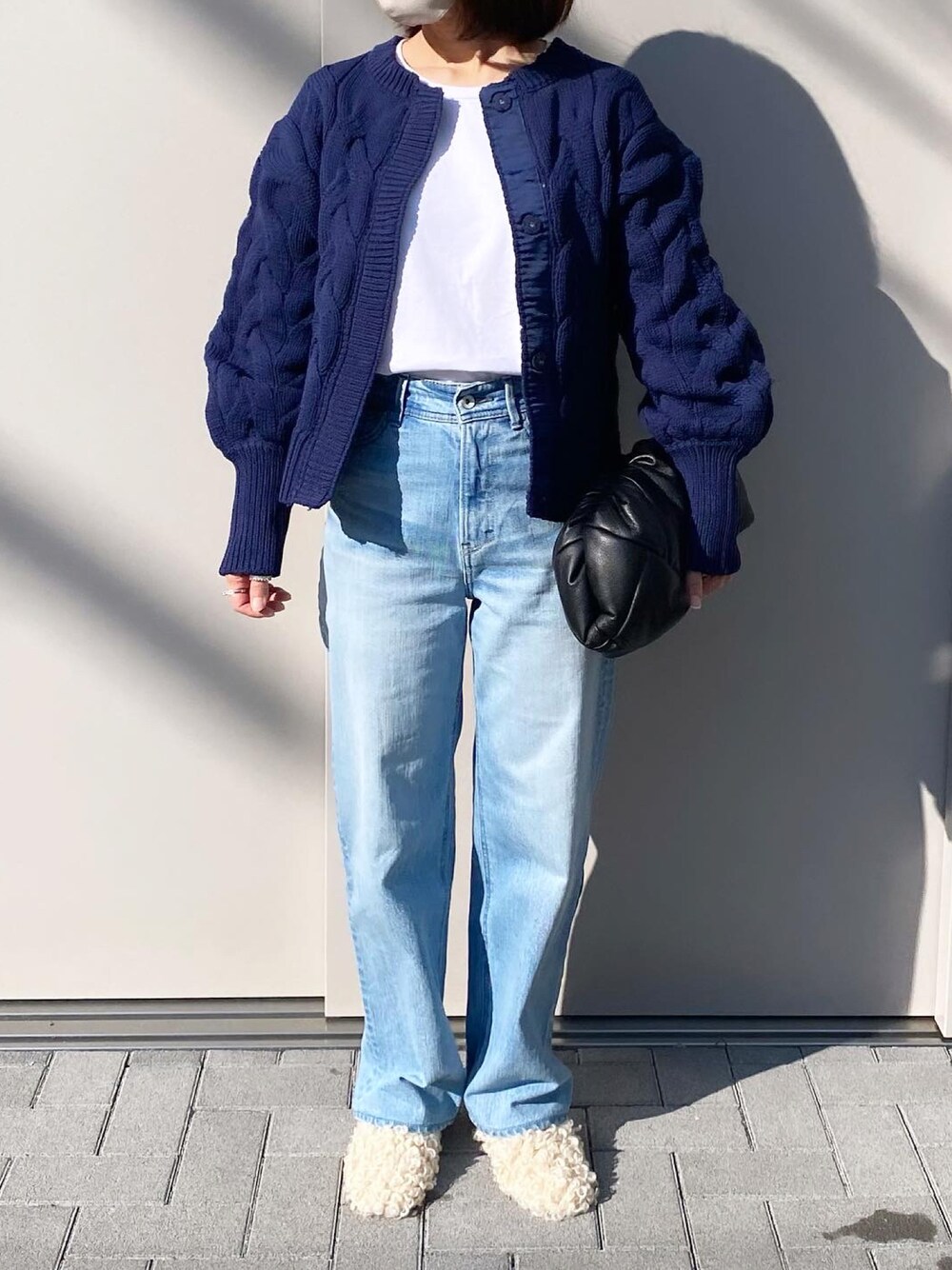 「ファッションを楽しもう、休日スタイル、楽チンコーデ、プチプラ、プチプラコーデ、シンプル、カーディガン、デニム、YANUK、ファーサンダル、公園スタイル、休日コーデ、秋冬コーデ、カジュアルコーデ」｜「LAROUTEの【WEB限定】ファーミュール（サンダル、ホワイト系）」を使った、ikmさん（レディース・158cm）の秋コーディネートの1枚目の写真