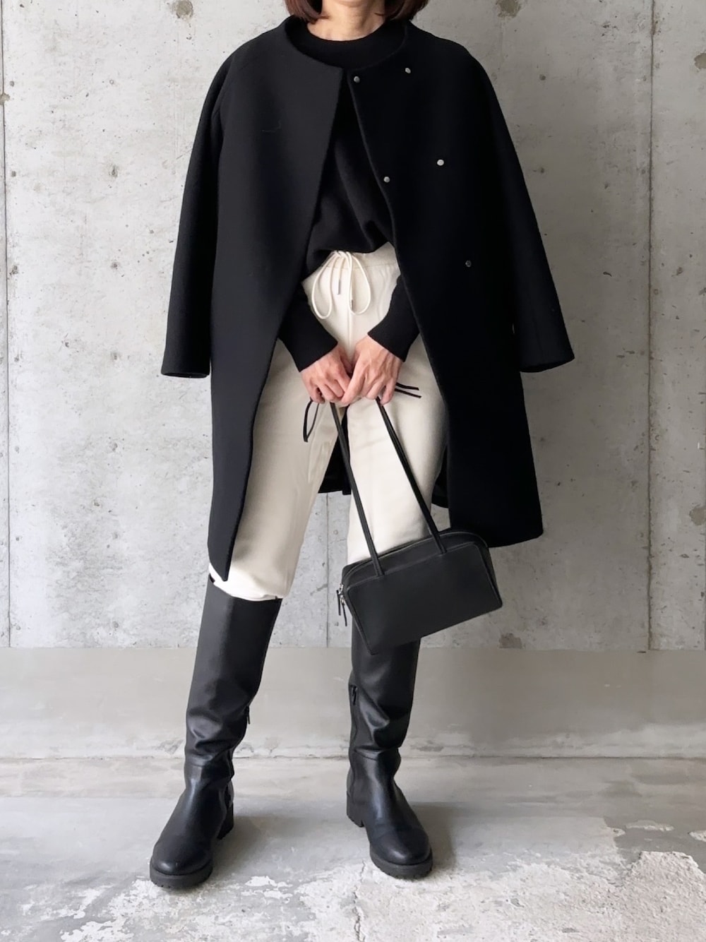 「スウェット、スウェットパンツ、ブーツ、ノーカラーコート、冬コーデ、UNIQLO、ユニクロ、休日スタイル、お出かけコーデ、カジュアルコーデ」｜「mysticのボリュームロングブーツ（ブーツ、ブラック系）」を使った、ikmさん（レディース・158cm）の冬コーディネートの1枚目の写真