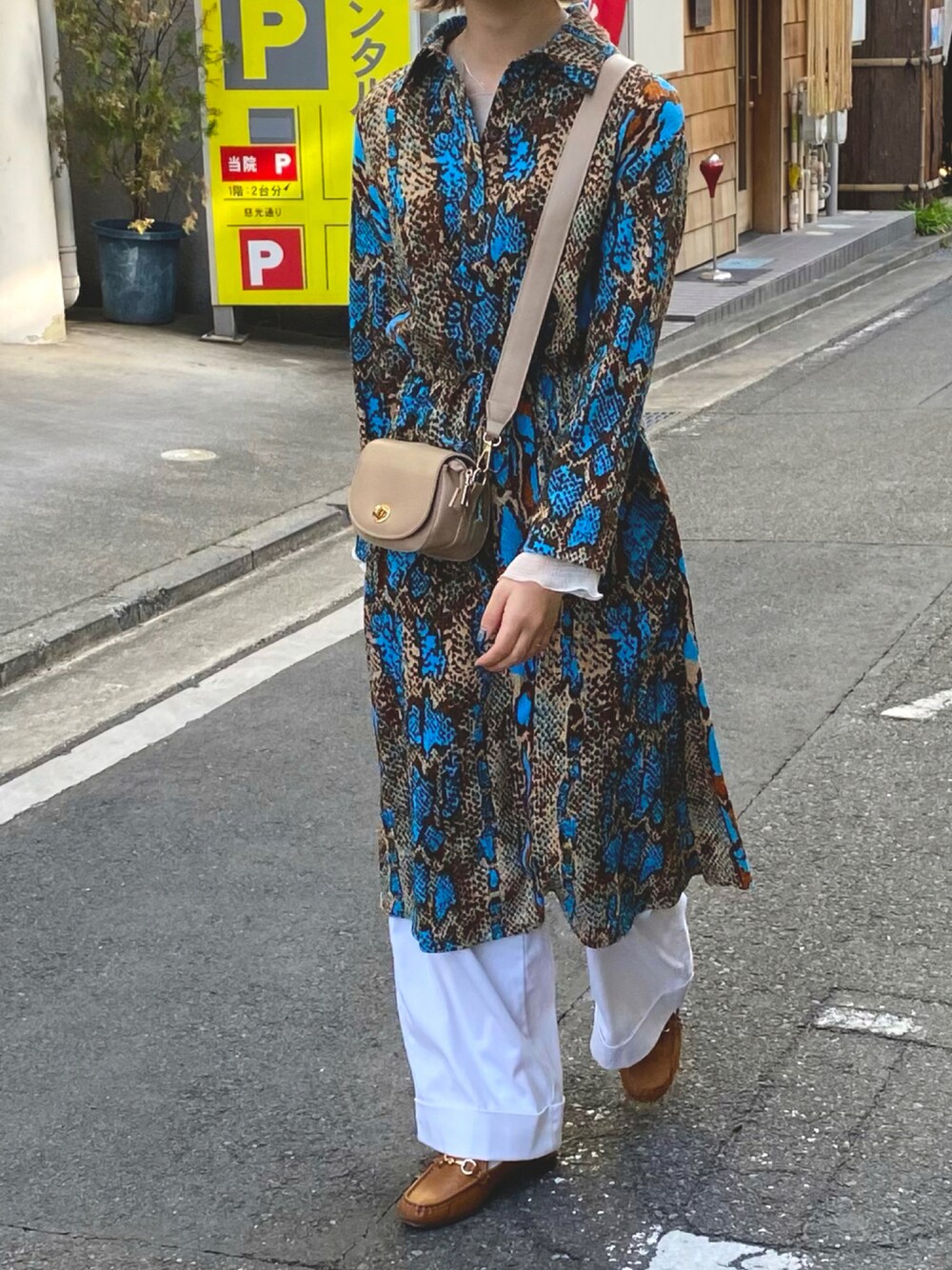 「ワンピース、パイソン柄、ootd、柄ワンピース」｜「ZARAのアイテム（パンツ、ホワイト系）」を使った、tomoさん（レディース・160cm）の秋コーディネートの1枚目の写真