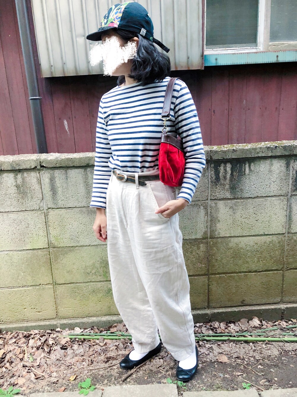 ホワイト系のTシャツ/カットソー、ホワイト系のその他パンツ、ブラック系のバレエシューズを着用したレディースの秋コーディネートの1枚目の写真