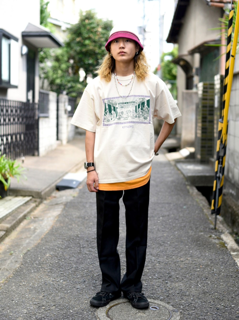 「低身長、夏だ！Tシャツ着よう！、きれいめカジュアル、バケットハット、ビッグシルエット、シンプルコーデ、グリーン、プリントT、ストリート、フレアパンツ」｜「【GO!DON】×【ITAMI GREENJAM】のアイテム（Tシャツ/カットソー、グリーン系）」を使った、417さん（メンズ・168cm）の夏コーディネートの1枚目の写真