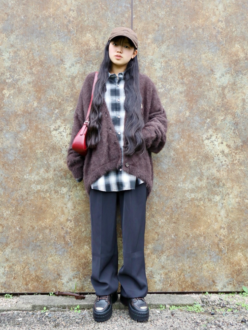 ブラウン系のカーディガン/ボレロ、ブラック系のシャツ/ブラウス、レッド系のバックパック/リュックを着用したキッズの秋コーディネートの1枚目の写真