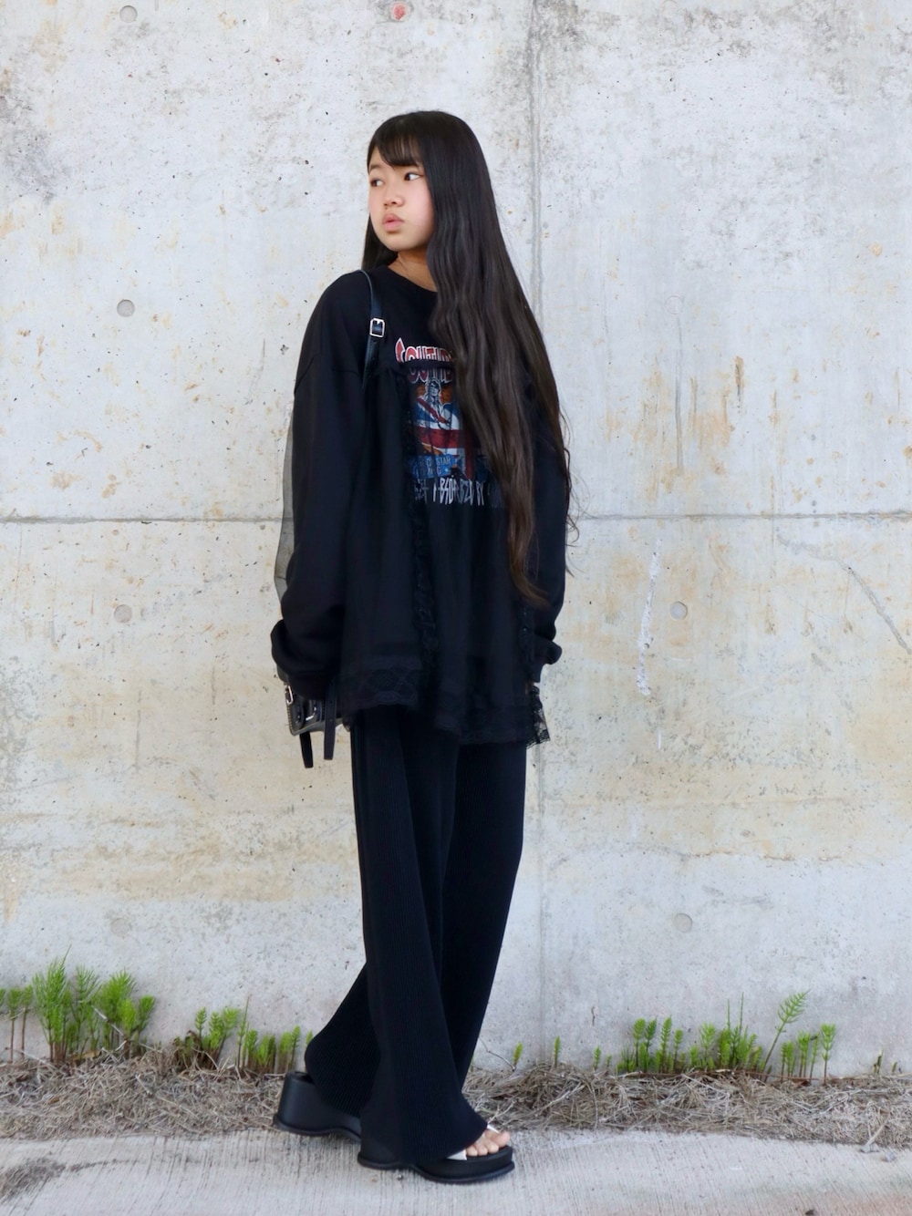 ブラック系のスウェット、ブラック系のその他パンツ、ブラック系のショルダーバッグを着用したキッズの春コーディネートの1枚目の写真