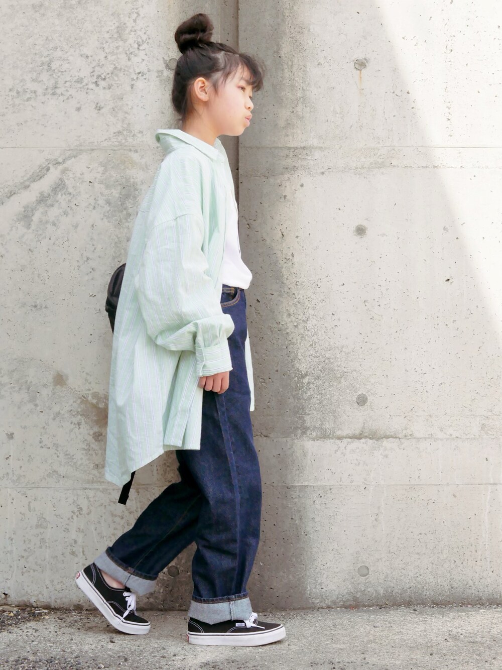 ブルー系のその他パンツ、その他のシャツ/ブラウス、ブラック系のバックパック/リュックを着用したキッズの春コーディネートの1枚目の写真