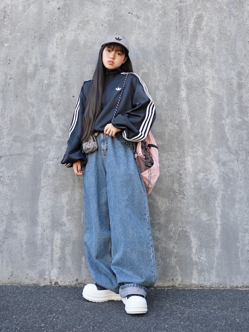 「4INT.(フォイント)のヴィンテージ バルーン ワイド デニム パンツ(デニムパンツ)」を使った、花音さん(キッズ・152cm)の秋コーディネート