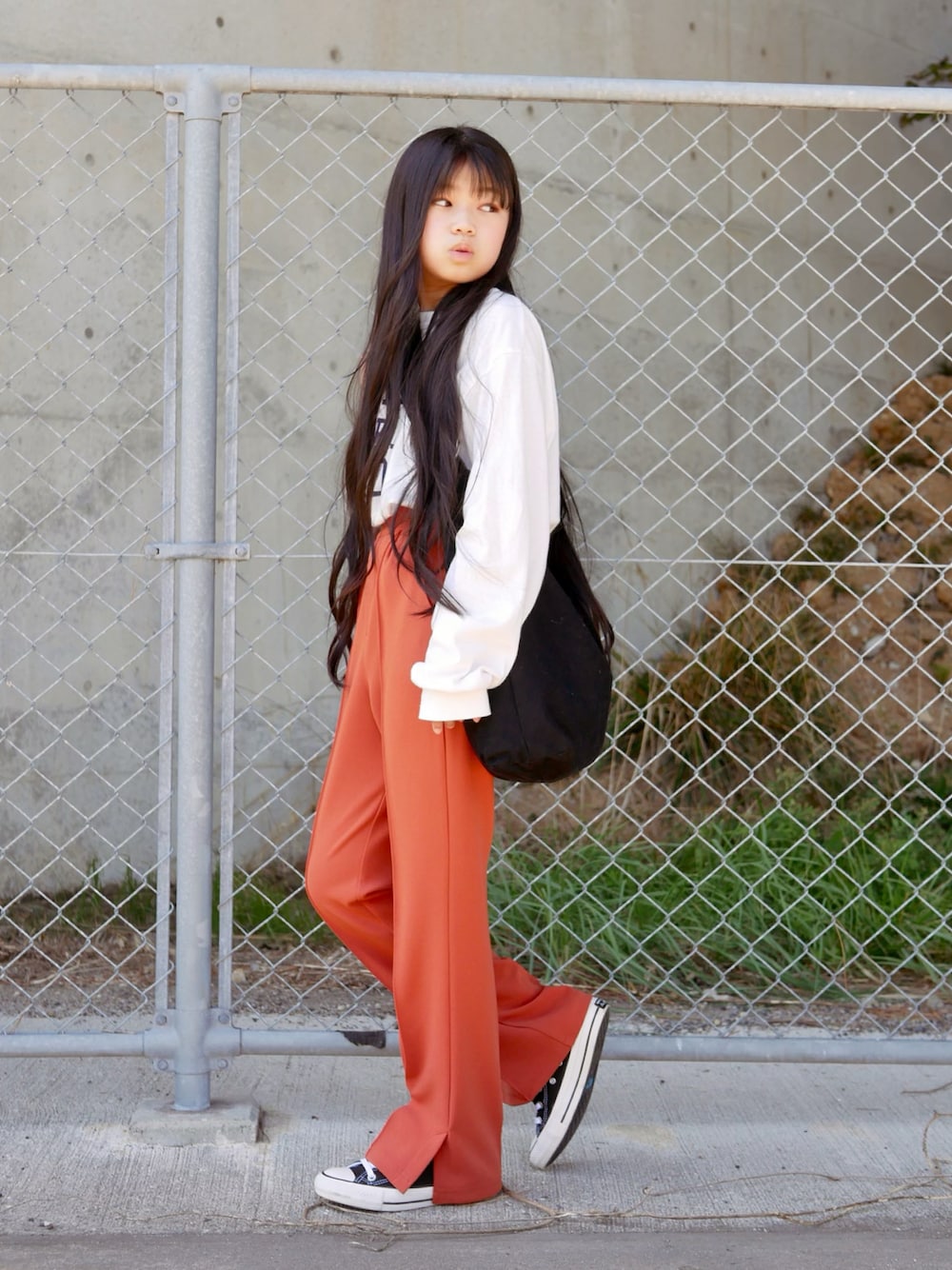その他のTシャツ/カットソー、オレンジ系のその他パンツ、ブラック系のショルダーバッグを着用したキッズの秋コーディネートの1枚目の写真