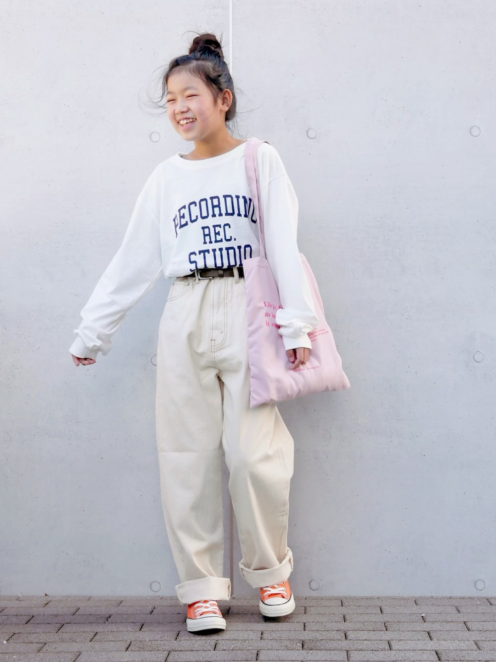 「休日スタイル、ホワイトコーデ、カラーパンツ、秋服準備はじめました、プチプラ、カジュアルコーデ、トートバッグ」｜「WEGOのWEGO/グラフィックロンT（Tシャツ/カットソー、その他）」を使った、花音さん（キッズ・139cm）の夏コーディネートの1枚目の写真