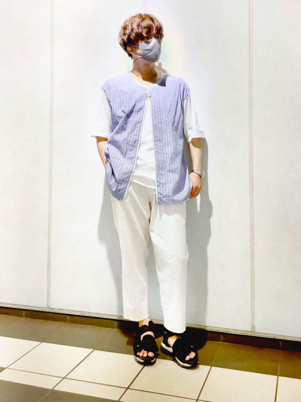「夏、ホワイトコーデ、ストライプシャツ、ストライプ、白パンツ、シンプル、サンダル」｜「DISCOVEREDの【DISCOVERED】Shirt mix cutsewn（Tシャツ/カットソー、ホワイト系）」を使った、みずごろうさん（メンズ・167cm）の夏コーディネートの1枚目の写真