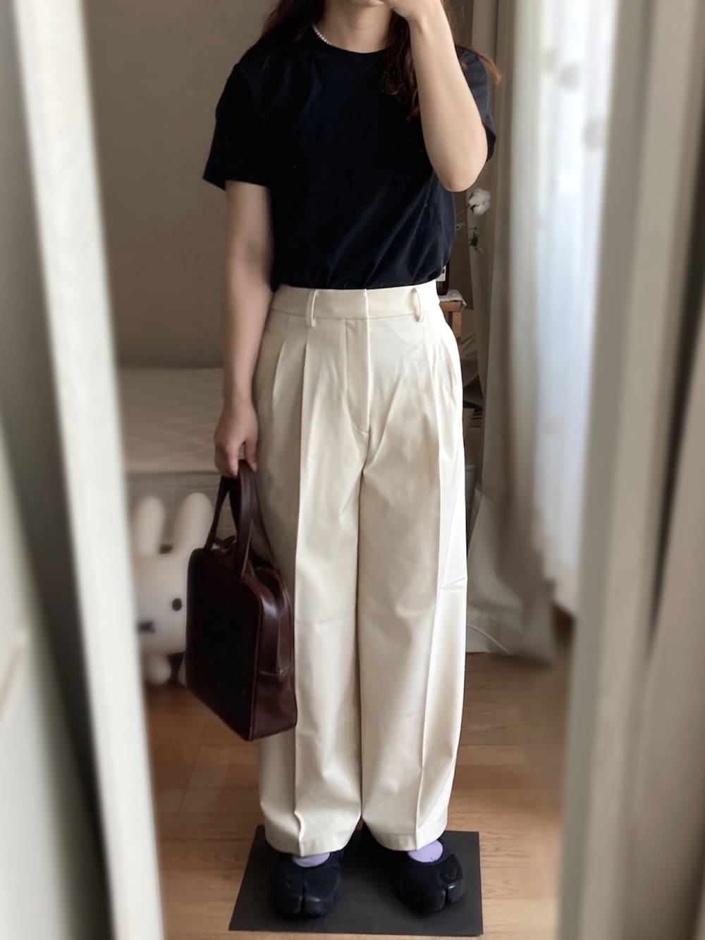 「モノトーン、モノトーンコーデ、Tシャツ、タックワイドパンツ、ユニクロ、センタープレスパンツ、エアリフト、ハンドバッグ、大人カジュアル、低身長コーデ」｜「無印良品のアイテム（Tシャツ/カットソー、ブラック系）」を使った、透子さん（レディース・146cm）の春コーディネートの1枚目の写真