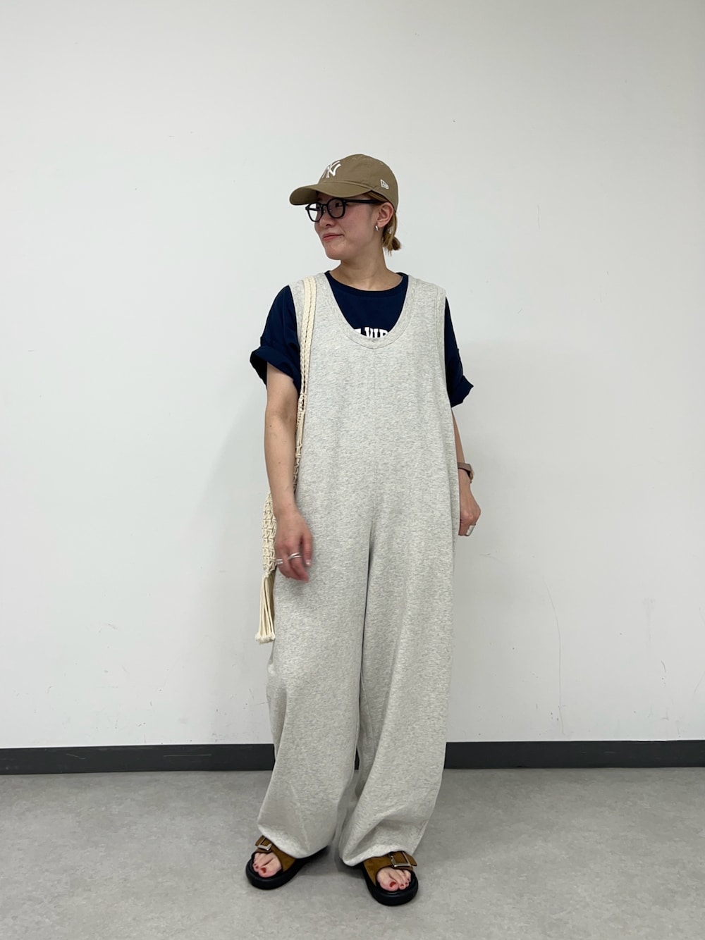 「オールインワン、サロペット、スウェット、スウェットパンツ、スウェットコーデ、アラフォー、30代コーデ、30代、ママコーデ、ママファッション、ラフコーデ、ラフ、ゆるコーデ、シンプルコーデ、シンプル」｜「WILLOWの【willow】【新色追加】スラブ裏毛裾ドロストオールインワン（サロペット/オーバーオール、グレー系）」を使った、ayaさん（骨格ウェーブ・レディース・158cm）の夏コーディネートの1枚目の写真