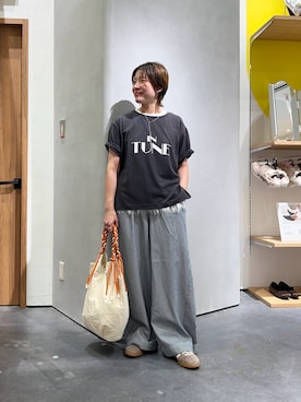 「CIAOPANIC TYPY（チャオパニックティピー）のかすれロゴプリントTee（Tシャツ/カットソー、グレー系）」を使った、ayaさん（レディース・158cm）の春コーディネート
