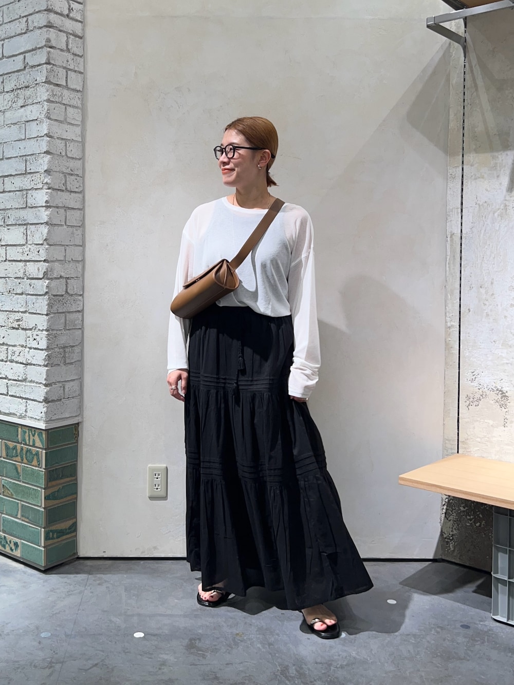 「お出かけコーデ、キレイめコーデ、休日スタイル、スカートスタイル、スカート、アラフォーコーデ、アラフォーママコーデ、ママコーデ、ママファッション、シンプルコーデ、シンプル、シンプルスタイル」｜「CIAOPANIC TYPYの【15色展開】サイドスリットシアートップス（Tシャツ/カットソー、ホワイト系）」を使った、ayaさん（骨格ウェーブ・レディース・158cm）の夏コーディネートの1枚目の写真