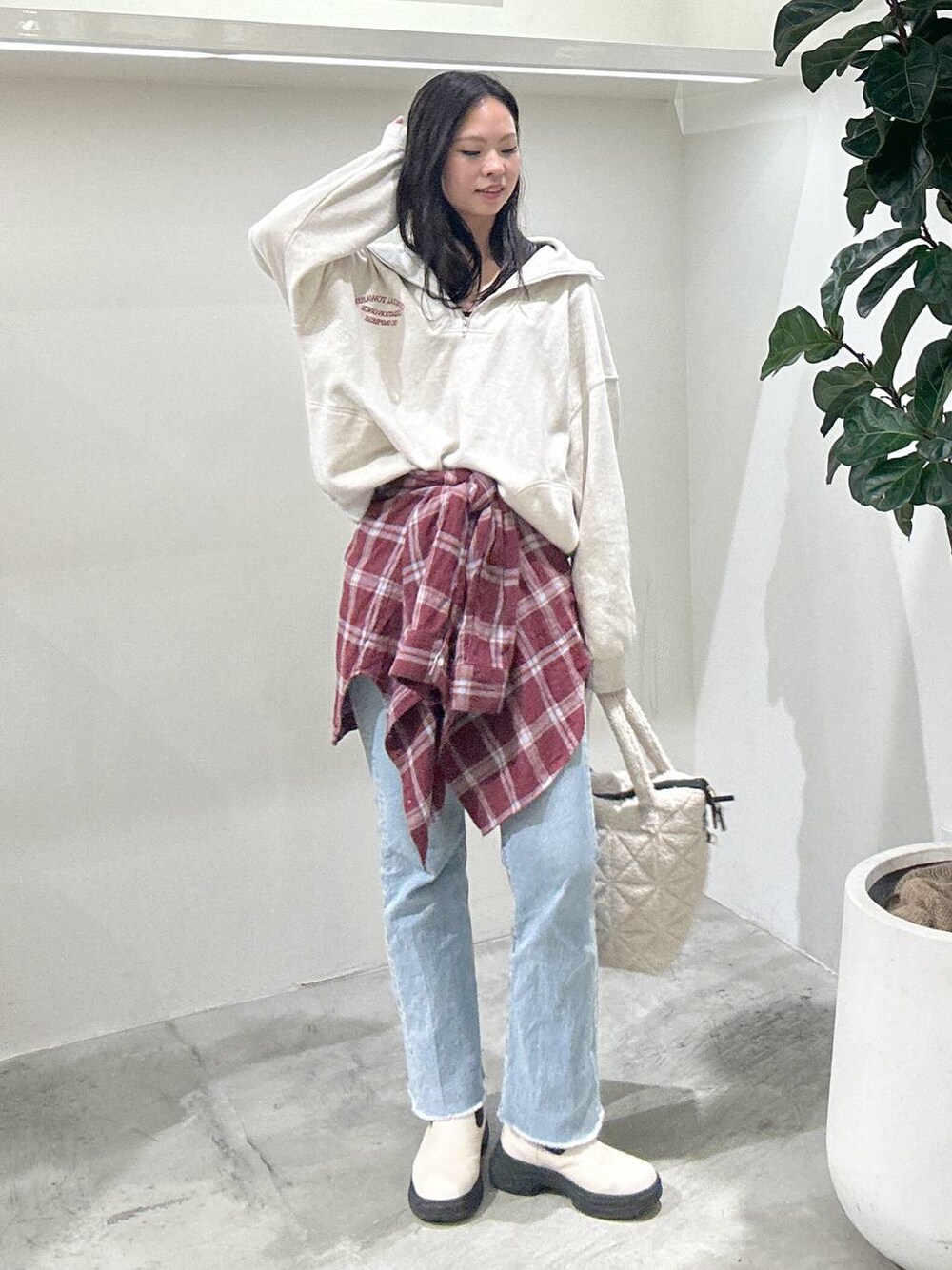レッド系のシャツ/ブラウス、ブルー系のデニムパンツ、ホワイト系のブーツを着用したレディースの冬コーディネートの1枚目の写真
