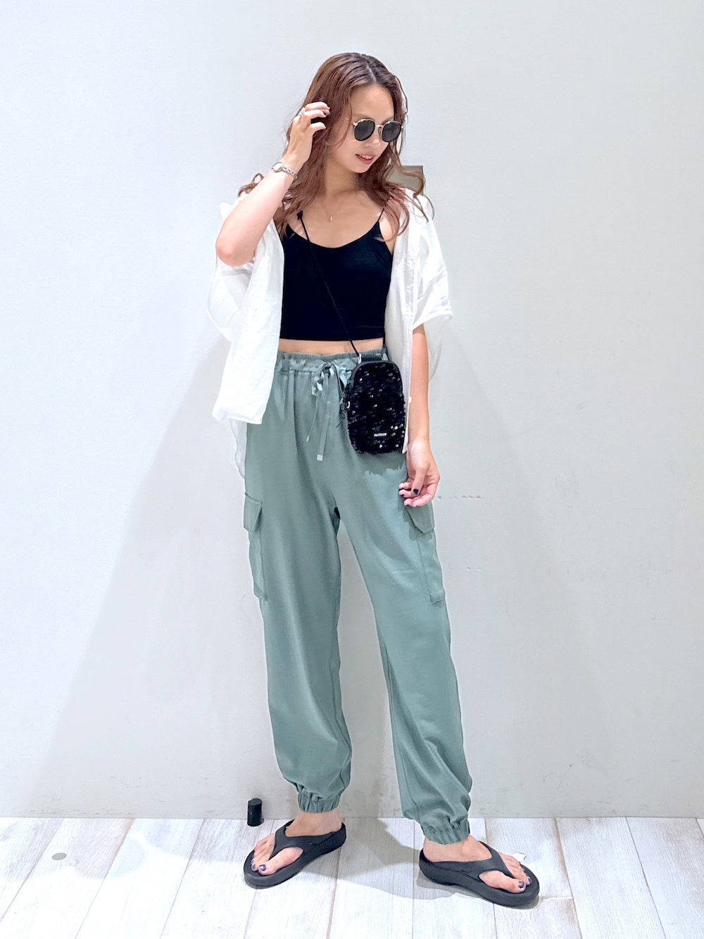 「BAYFLOW(BAYFLOW)、接触冷感、ヘルシー、夏コーデ、シャツスタイル、サングラス、サンダル、海外系ファッション、リラックススタイル、骨格ウェーブ、ブルベ冬」｜「BAYFLOWのシアーワークシャツ（シャツ/ブラウス、ホワイト系）」を使った、ジュネさん（骨格ウェーブ・レディース・162cm）の夏コーディネートの1枚目の写真