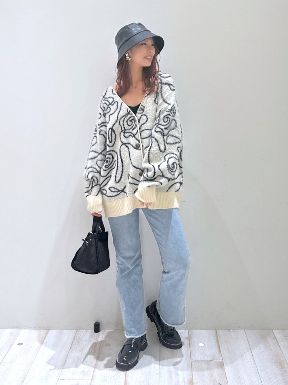 「BAYFLOW(BAYFLOW)、骨格ウェーブ、デニム、カーディガン、秋服準備はじめました、秋コーデ、ブルベ冬、ハット、カジュアル、大人カジュアル、シンプルコーデ」｜「BAYFLOWの[ストレッチ入り]フレアジーンズ（デニムパンツ、ブルー系）」を使った、ジュネさん（骨格ウェーブ・レディース・162cm）の秋コーディネートの1枚目の写真