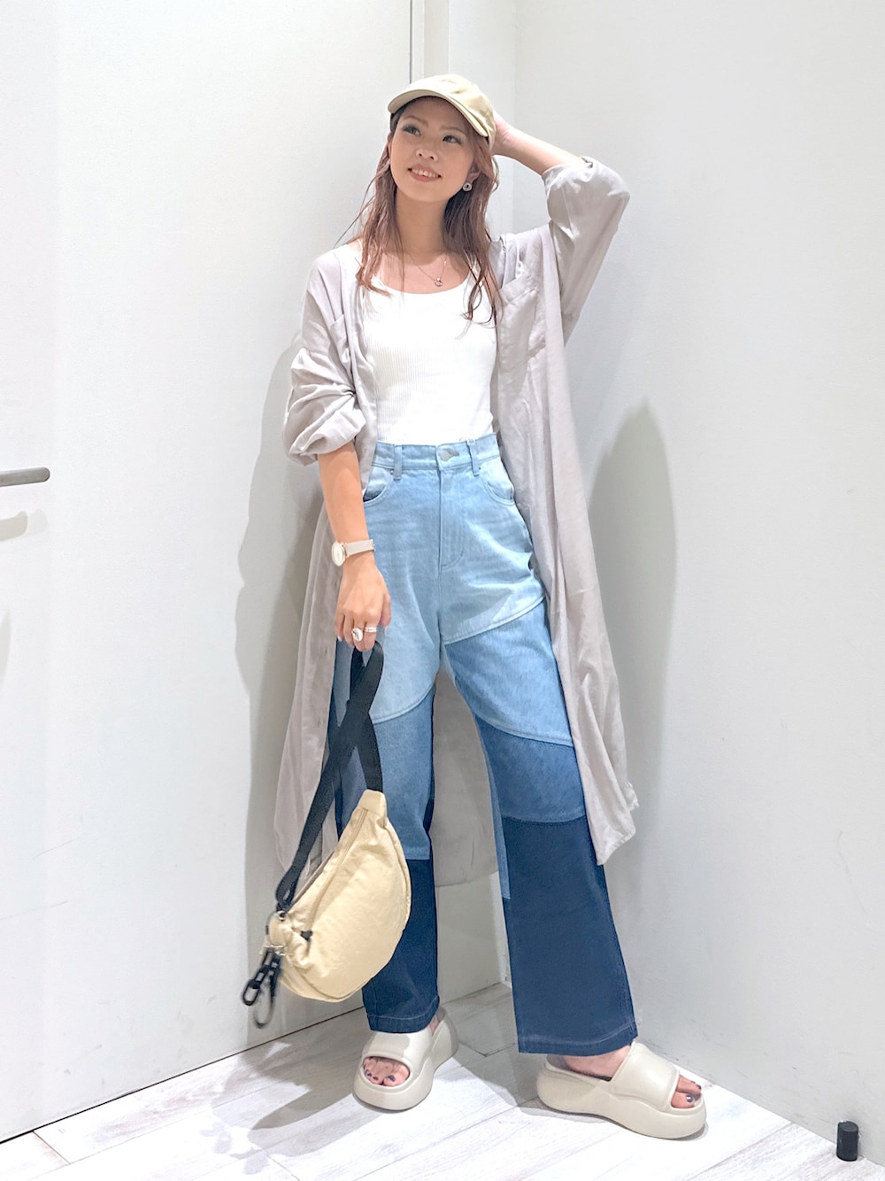 「BAYFLOW(BAYFLOW)、シアーワンピース、シャツワンピース、デニム、デニムパンツ、パンツスタイル、セールコーデ、骨格ウェーブ、ブルベ冬」｜「bijorieの【bijorie】カップ付きバッククロスキャミ／NEW BASIC 24SS（キャミソール、ホワイト系）」を使った、ジュネさん（骨格ウェーブ・レディース・162cm）の夏コーディネートの1枚目の写真