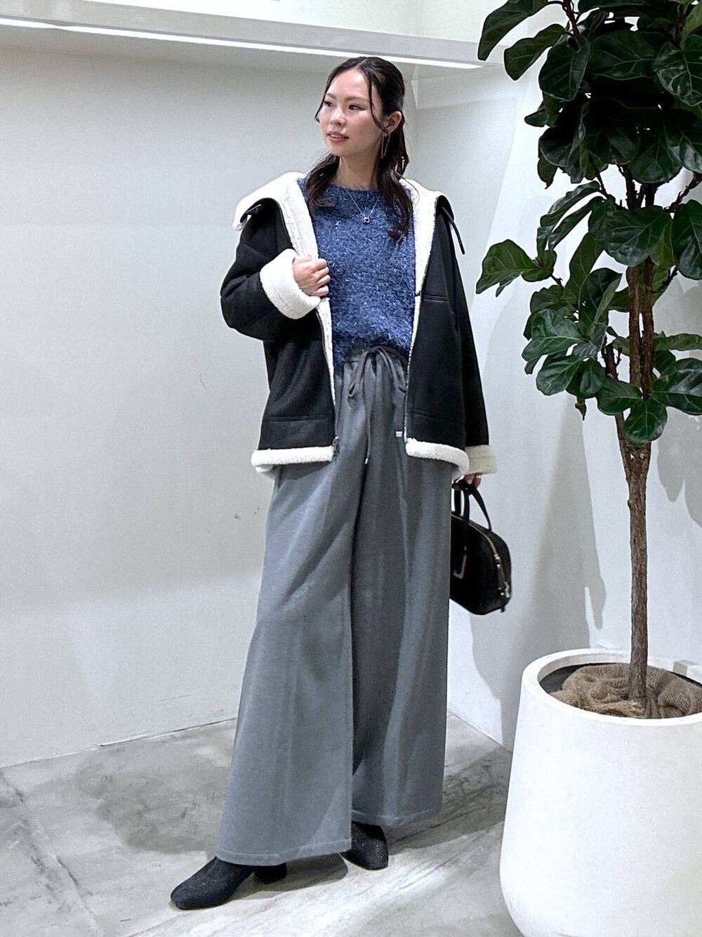 「高見え、着痩せ・細見え、ラフ、きれいめ、カジュアル、BAYFLOW、シンプルコーデ、きれいめカジュアル、ブルゾン、ニット、ワイドパンツ、パンツ、ブーツ、ハンドバッグ、骨格ウェーブ」｜「BAYFLOWのシングルムートンジャケット（ムートンコート、ブラック系）」を使った、ジュネさん（レディース・162cm）の冬コーディネートの1枚目の写真