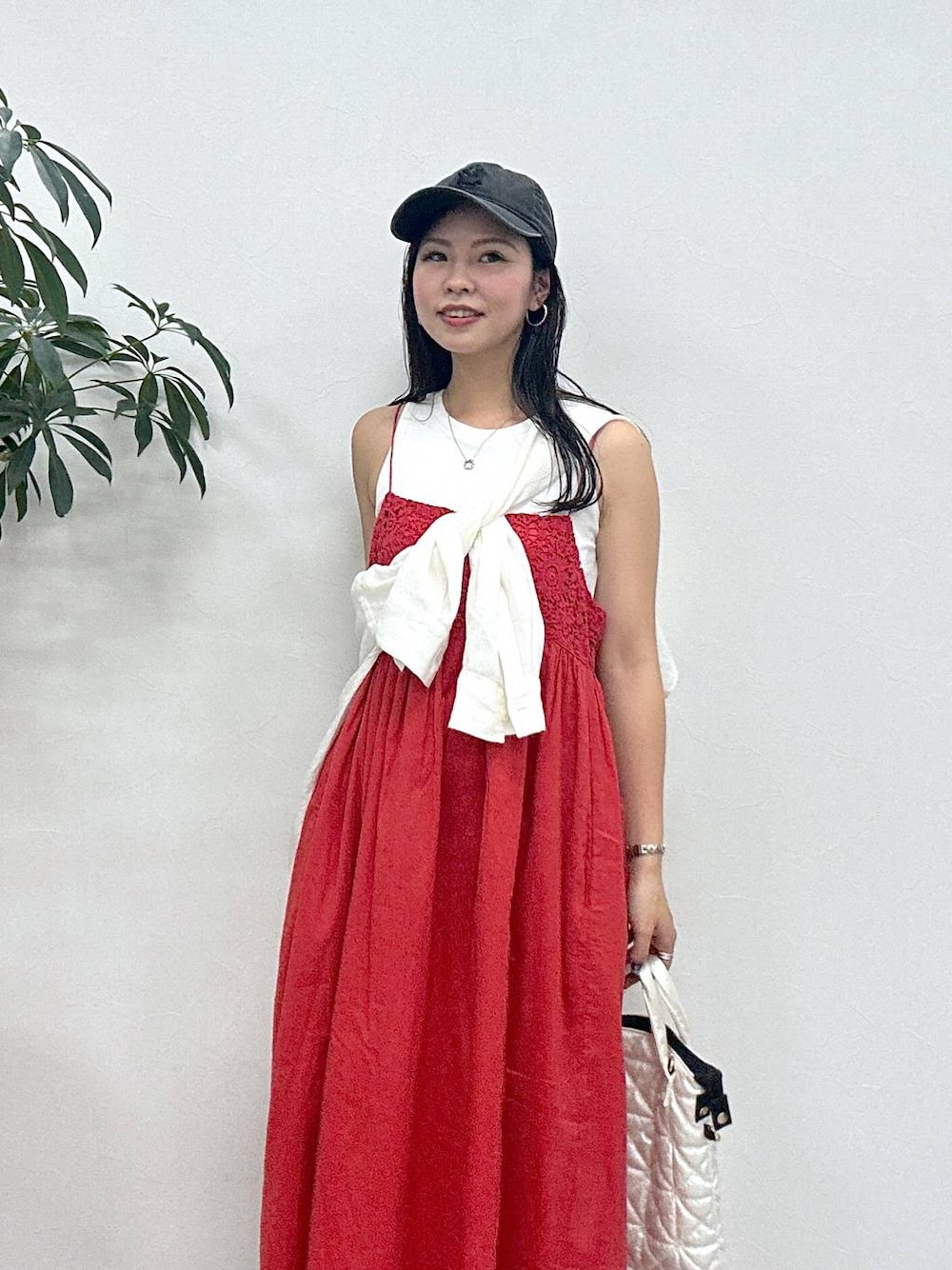 ホワイト系のタンクトップ、ホワイト系のシャツ/ブラウス、ホワイト系のハンドバッグを着用したレディースの春コーディネートの1枚目の写真