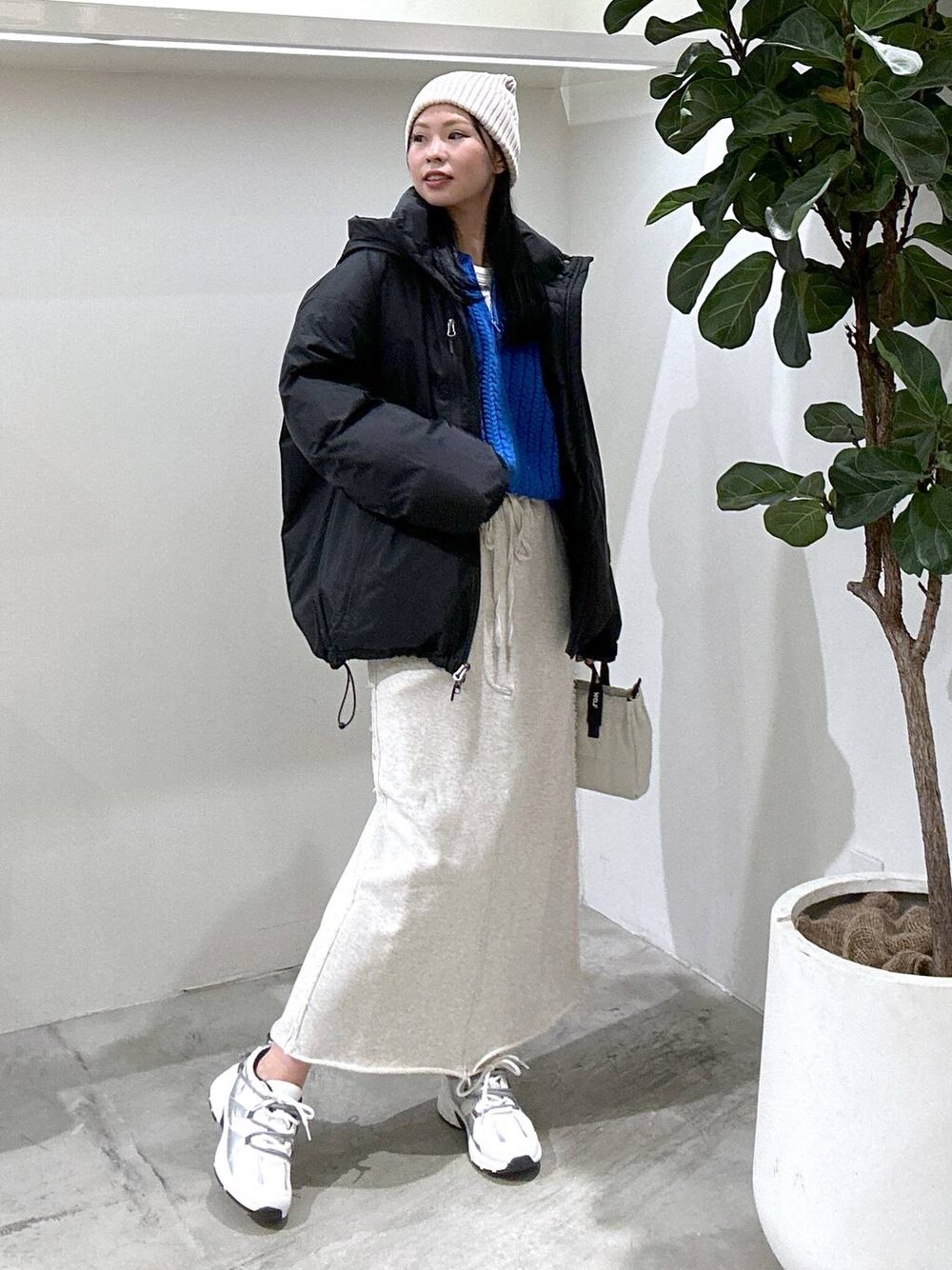 「スニーカー、カジュアル、BAYFLOW、真冬のあったかスタイル、骨格ウェーブ、ブルベ冬、ダブルジップ、スニーカー女子、ニット帽、冬」｜「NANGAの【NANGA Mt.&Sea(ナンガ)】オーロラダウン24AW（ダウンジャケット/コート、ブラック系）」を使った、ジュネさん（レディース・162cm）の冬コーディネートの1枚目の写真
