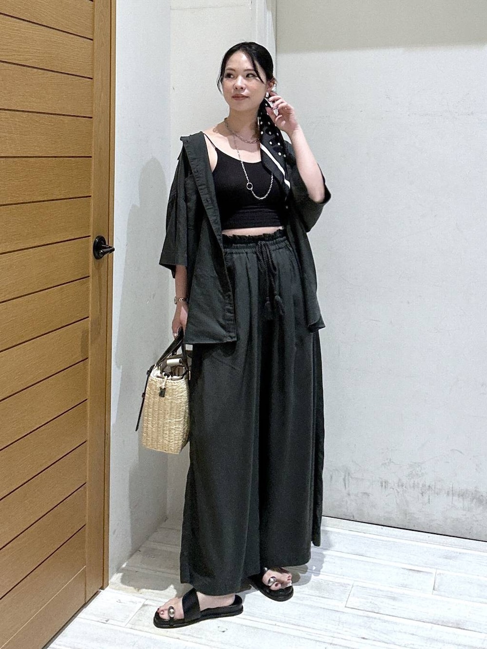 グレー系のシャツ/ブラウス、グレー系のその他パンツ、ブラック系のショルダーバッグを着用したレディースの夏コーディネートの1枚目の写真