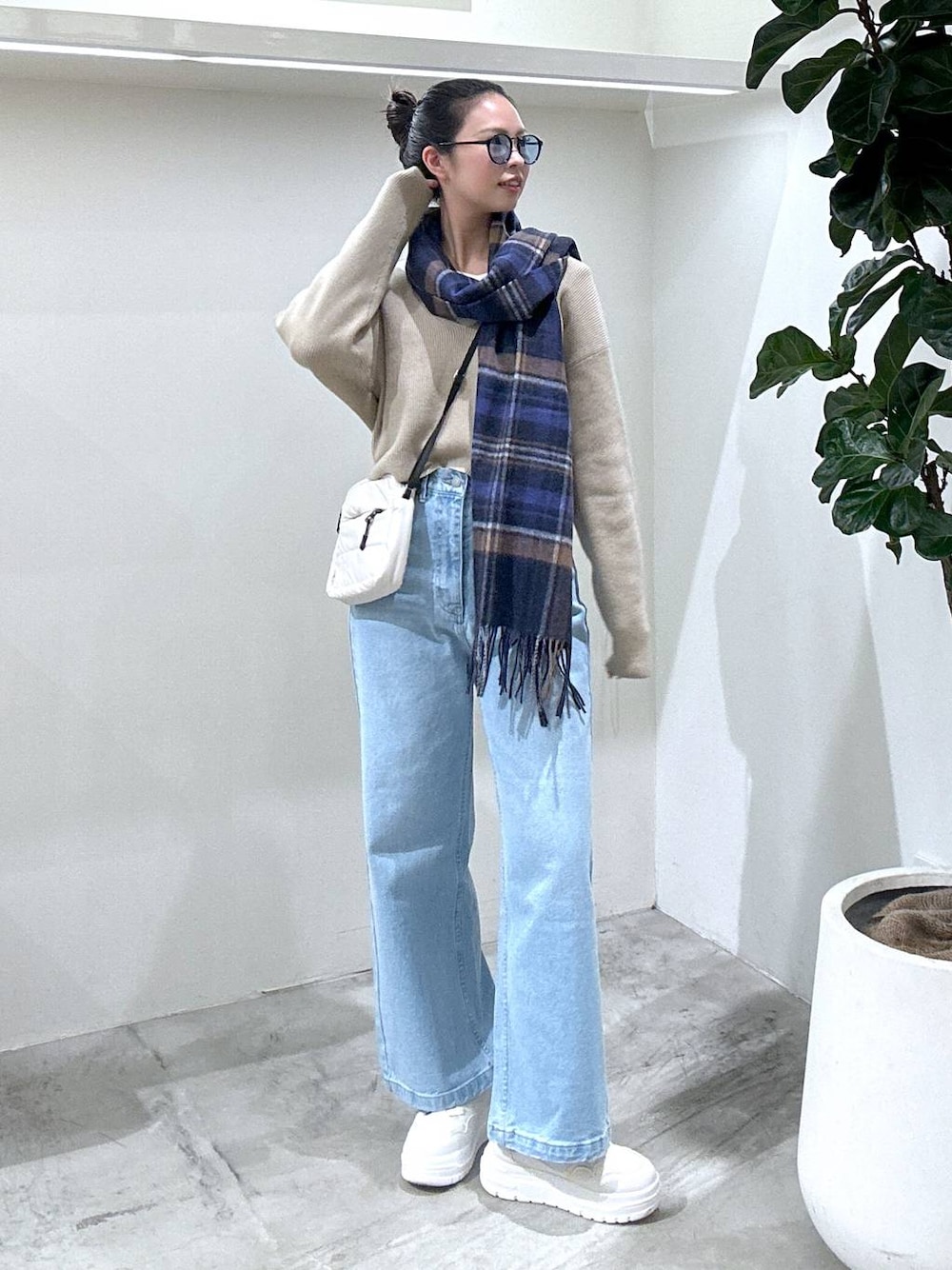 「ヘルシー、高見え、着痩せ・細見え、ラフ、カジュアル、BAYFLOW、シンプルコーデ、ニット、Tシャツ、パンツ、ワイドパンツ、デニムパンツ、マフラー、サングラス、スニーカー」｜「BAYFLOWのラウンドサングラス24（サングラス、ブルー系）」を使った、ジュネさん（レディース・162cm）の冬コーディネートの1枚目の写真