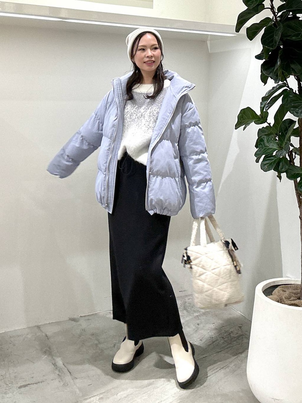 「きれいめカジュアル、ブルゾン、ニット、スカート、ロングスカート、ブーツ、ニット帽、ハンドバッグ、骨格ウェーブ、秋コーデ、ラフ、冬コーデ、着痩せ・細見え、秋冬新作、カジュアル」｜「BAYFLOWのバックジップサイドゴアブーツ2（ブーツ、ブラック系）」を使った、ジュネさん（レディース・162cm）の冬コーディネートの1枚目の写真
