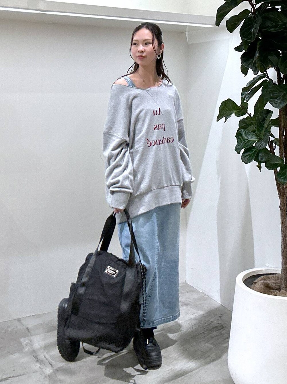 ブラック系のスニーカー、ブルー系のサロペット/オーバーオール、ブラック系のバックパック/リュックを着用したレディースの冬コーディネートの1枚目の写真