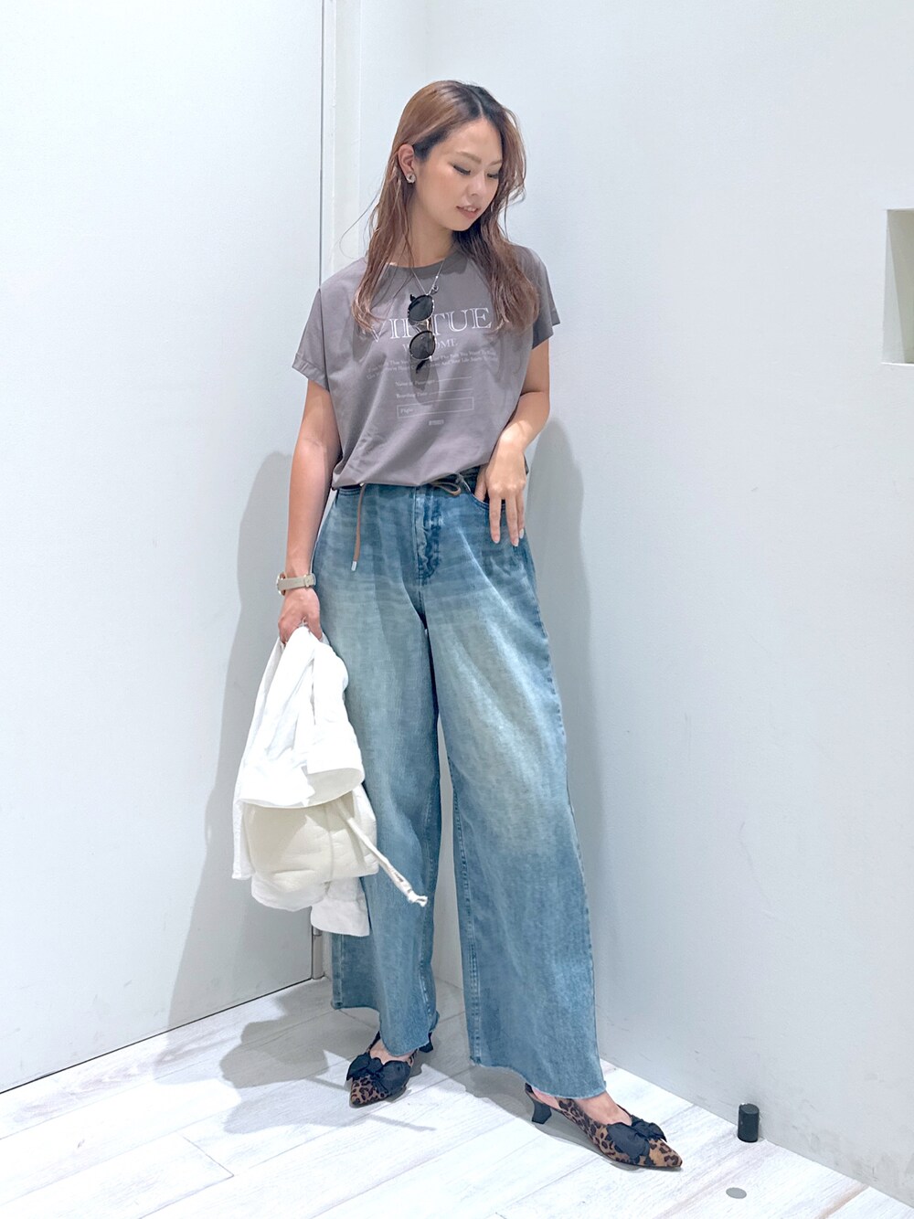 ブルー系のデニムパンツ、ホワイト系のシャツ/ブラウス、ブラウン系のTシャツ/カットソーを着用したレディースの秋コーディネートの1枚目の写真