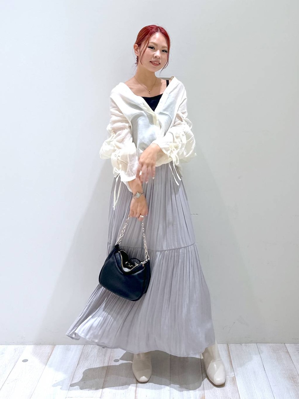 「ブラウス、ロングスカート、体型カバー、ベーシック/シンプル、高見え、ラフ、BAYFLOW、ヘルシー、きれいめ、カジュアル、bijorie、シンプルコーデ、きれいめカジュアル、ブーツ、ネックレス」｜「BAYFLOWのシアーシャーリングブラウス（シャツ/ブラウス、ホワイト系）」を使った、ジュネさん（骨格ウェーブ・レディース・162cm）の秋コーディネートの1枚目の写真