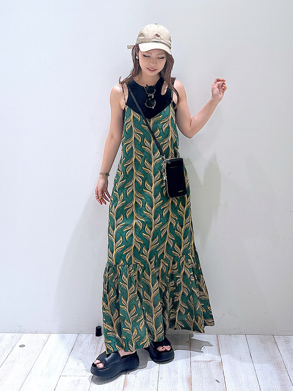 「おでかけコーデ、初夏コーデ、大人かわいい、楽チンコーデ、夏コーデ、ノースリーブ、ワンピースコーデ、キャミワンピ、サンダルコーデ、骨格ウェーブ、ブルベ冬、BAYFLOW(BAYFLOW)、夏ワンピース、着痩せ・細見え、スタイルアップ」｜「BAYFLOWのプニーフローサンダル（サンダル、ブラック系）」を使った、ジュネさん（骨格ウェーブ・レディース・162cm）の春コーディネートの1枚目の写真