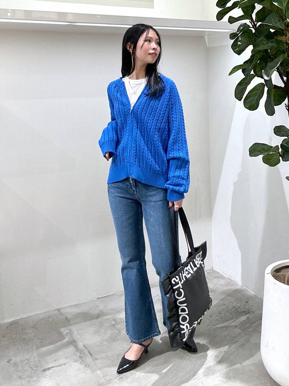 ホワイト系のTシャツ/カットソー、ブラック系のトートバッグ、ブラック系のパンプスを着用したレディースの冬コーディネートの1枚目の写真