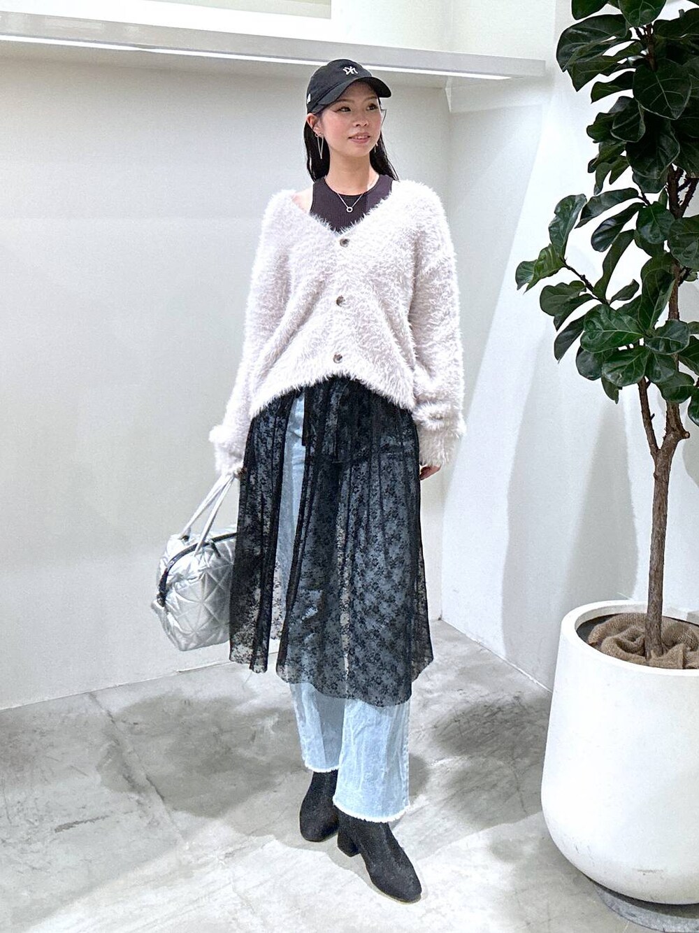 「ヘルシー、高見え、着痩せ・細見え、ラフ、きれいめ、カジュアル、BAYFLOW、bijorie、きれいめカジュアル、カーディガン、ニット、カップ付きインナー、レイヤードスタイル、デニムパンツ、ブーツ」｜「BAYFLOWの[ストレッチ入り]フレアジーンズ（デニムパンツ、ブルー系）」を使った、ジュネさん（レディース・162cm）の冬コーディネートの1枚目の写真