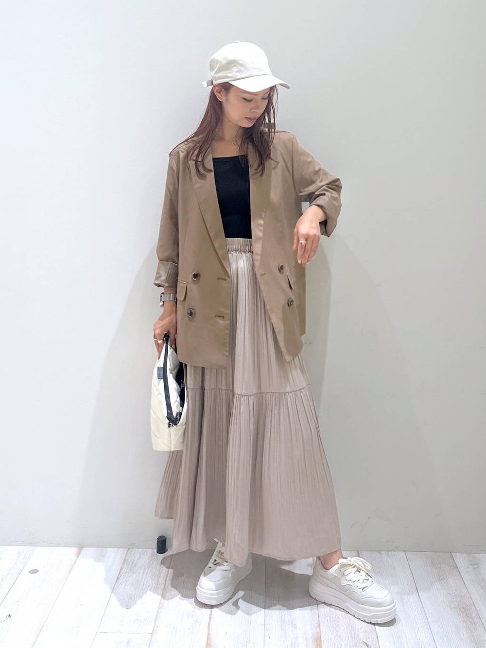 「体型カバー、差し色コーデ、ベーシック/シンプル、高見え、ラフ、ヘルシー、きれいめ、カジュアル、BAYFLOW、bijorie、シンプルコーデ、きれいめカジュアル、秋コーデ、秋冬新作、秋服準備はじめました」｜「BAYFLOWのキルティングショルダーバッグ（ショルダーバッグ、ベージュ系）」を使った、ジュネさん（骨格ウェーブ・レディース・162cm）の秋コーディネートの1枚目の写真