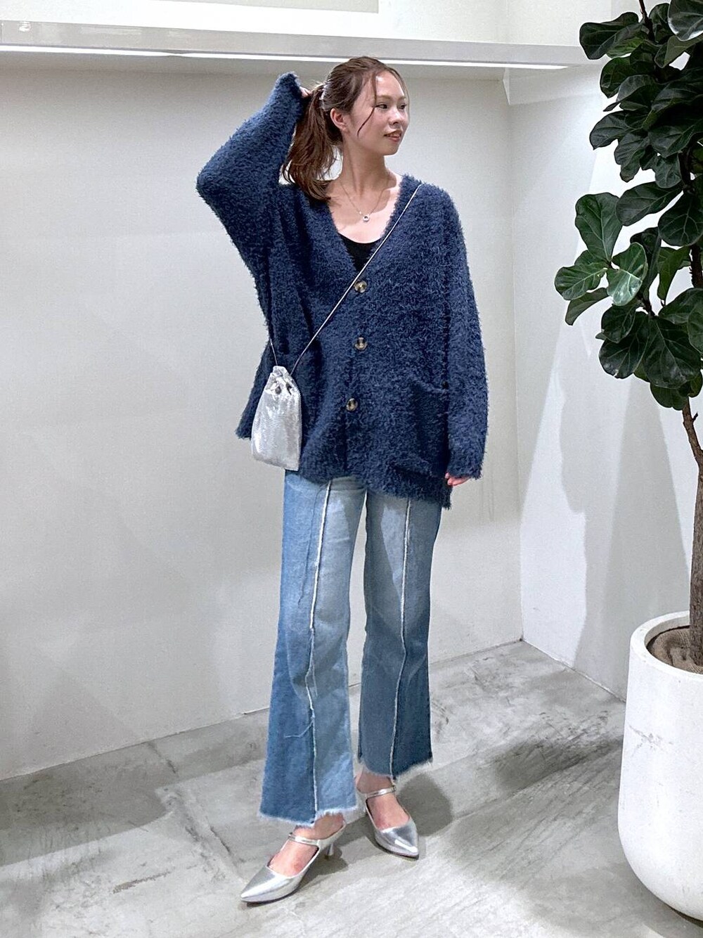 ブルー系のカーディガン/ボレロ、ブルー系のデニムパンツ、ブラック系のキャミソールを着用したレディースの秋コーディネートの1枚目の写真