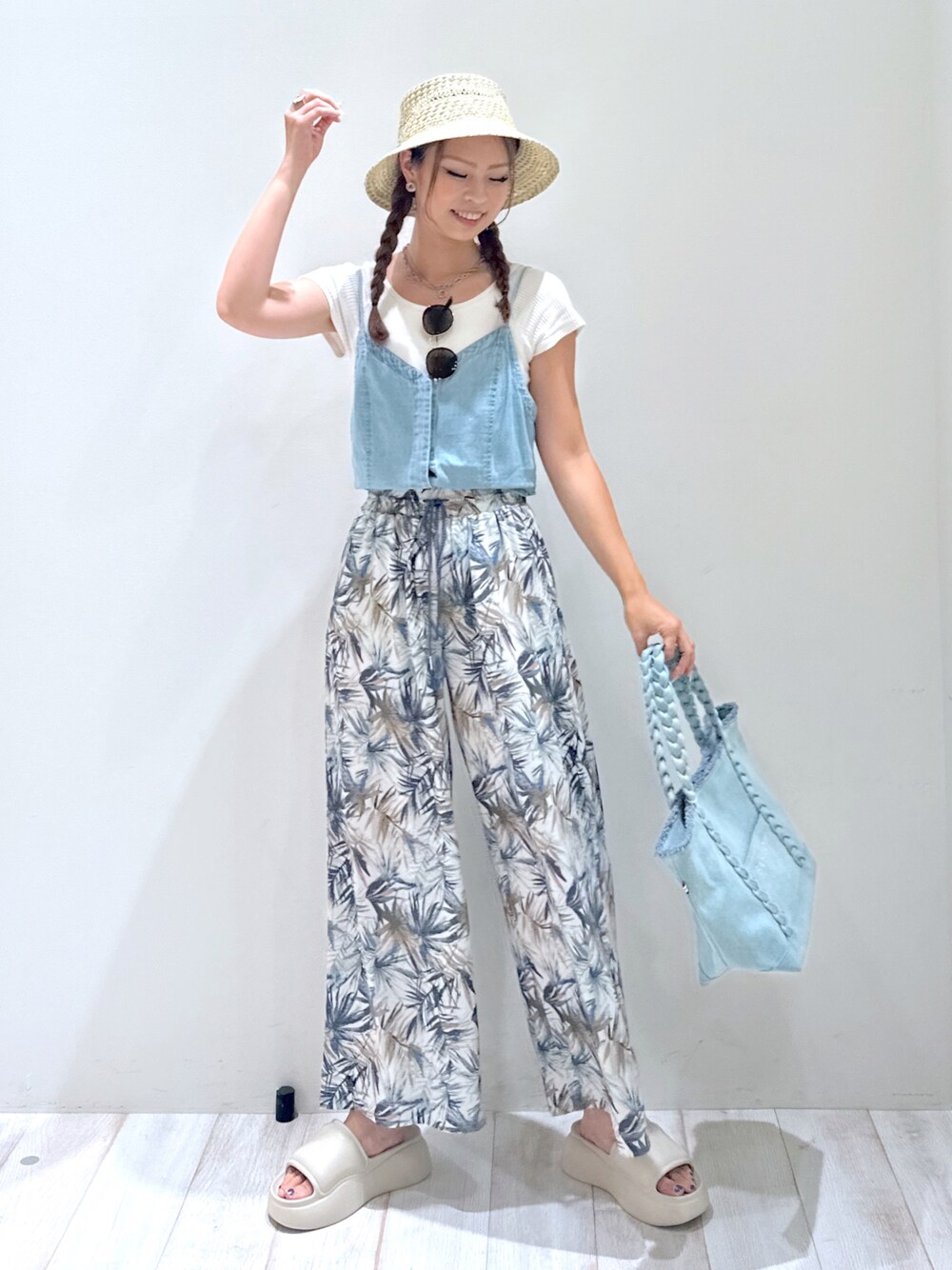 グリーン系のその他パンツ、ベージュ系のサンダル、ブルー系のトートバッグを着用したレディースの夏コーディネートの1枚目の写真