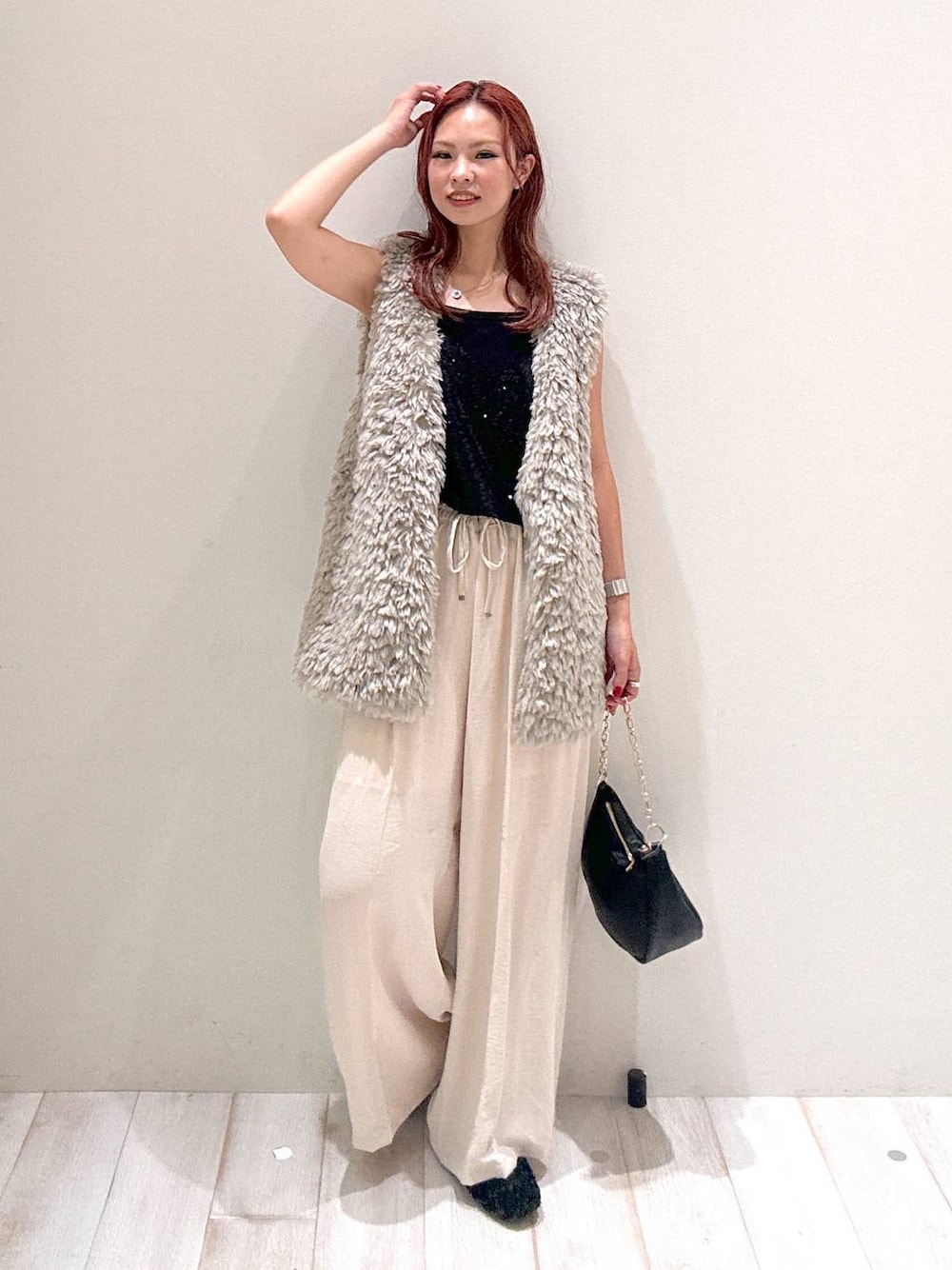 ブラック系のバレエシューズ、ブラック系のキャミソール、ブラック系のショルダーバッグを着用したレディースの秋コーディネートの1枚目の写真