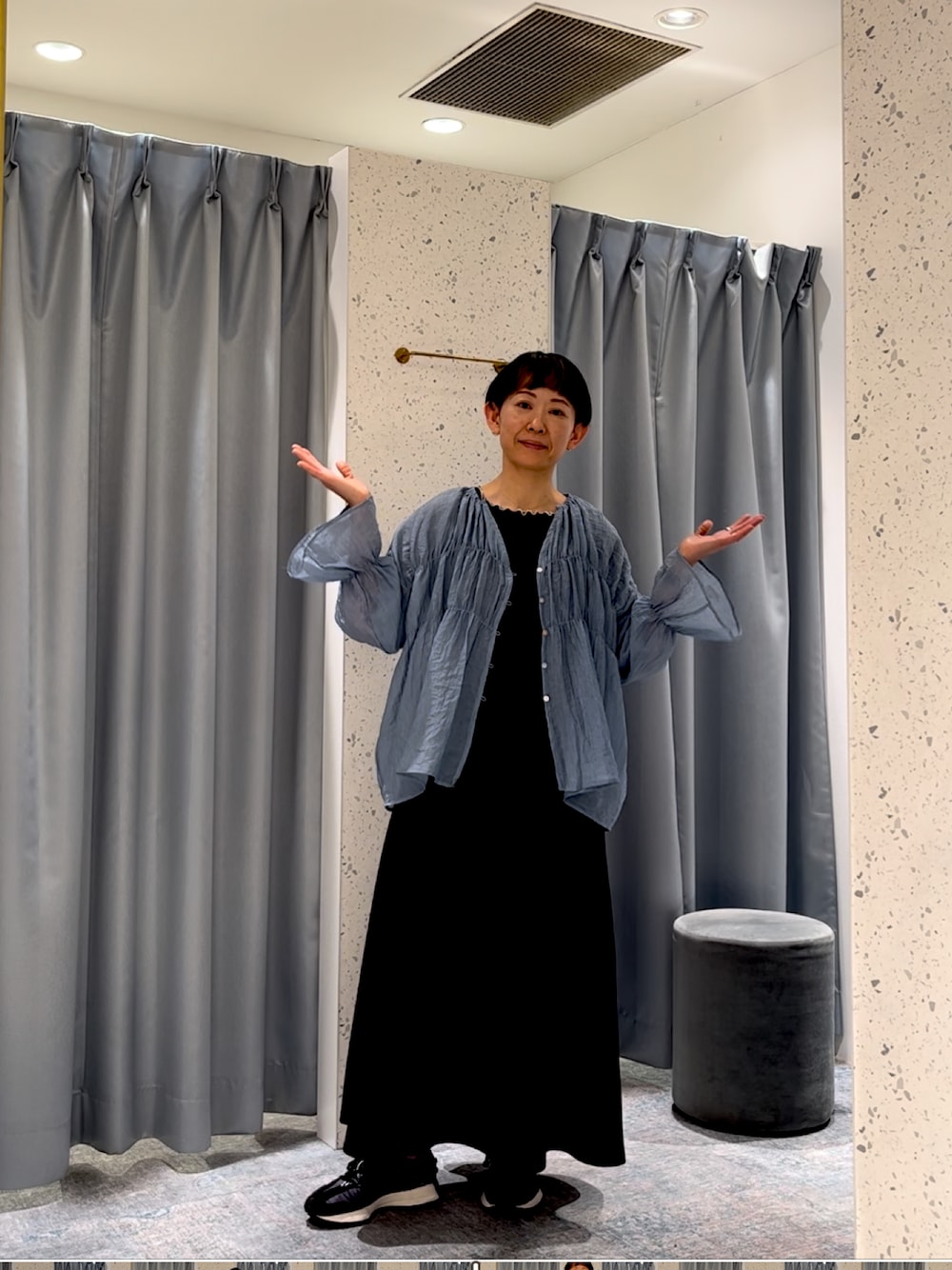 「春服、休日スタイル、ワントーンコーデ、ワンピース、シアーシャツ、スニーカーコーデ、40代ファッション、ショートヘア、骨格ナチュラル、natural couture、ナチュラルクチュール、アラフォー、春コーデ、春夏コーデ」｜「natural coutureの再販/カットジョーゼットキャミワンピース（ワンピース、ブラック系）」を使った、はせきよさん（骨格ナチュラル・レディース・160cm）の春コーディネートの1枚目の写真