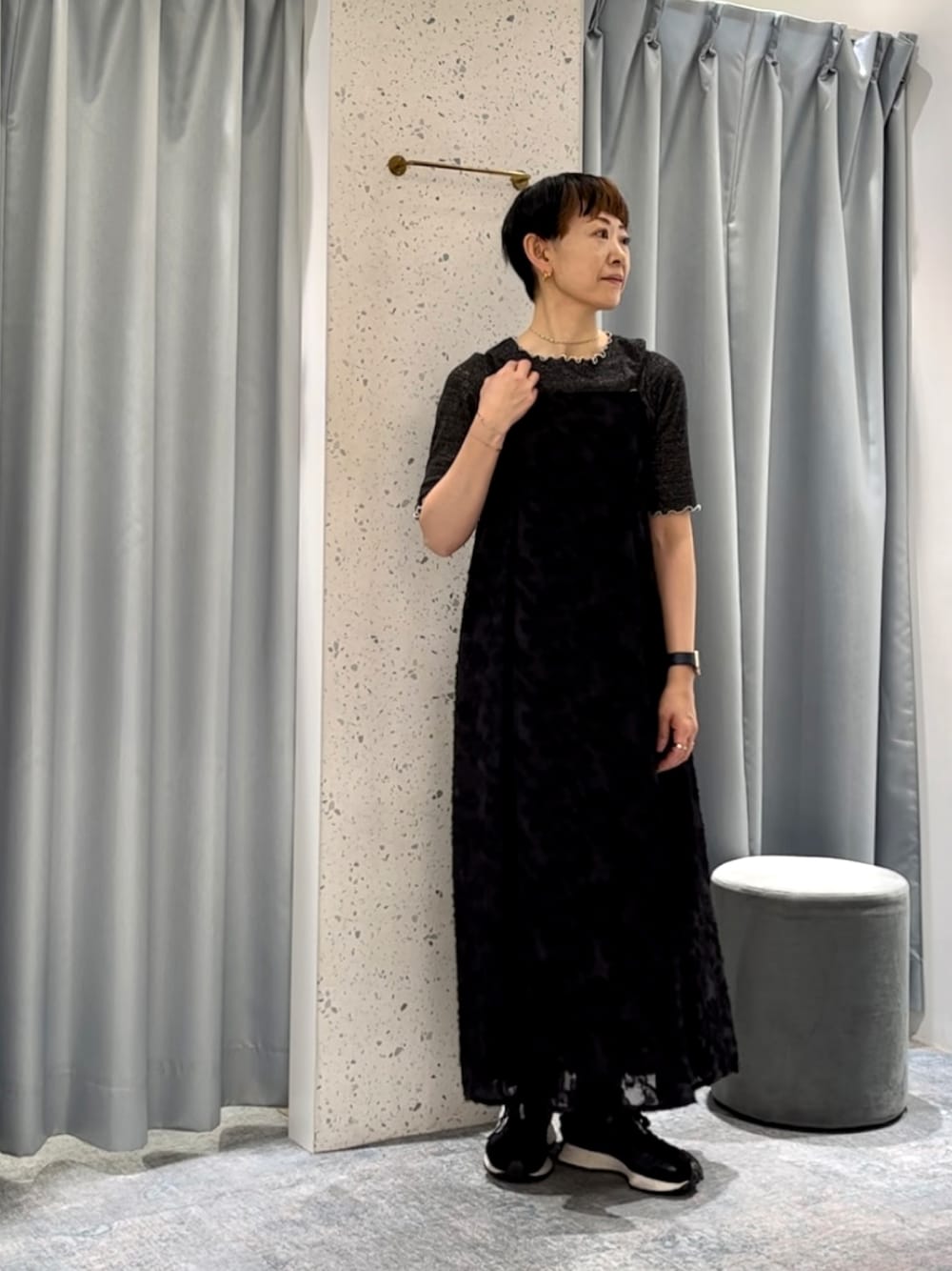 「お出かけコーデ、休日スタイル、初夏コーデ、ワンピース、ショートヘア、natural couture、シンプルコーデ、骨格ナチュラル、ブラックコーデ、キャミワンピ」｜「natural coutureのジャガード花柄キャミワンピース（ワンピース、ブラック系）」を使った、はせきよさん（骨格ナチュラル・レディース・160cm）の春コーディネートの1枚目の写真